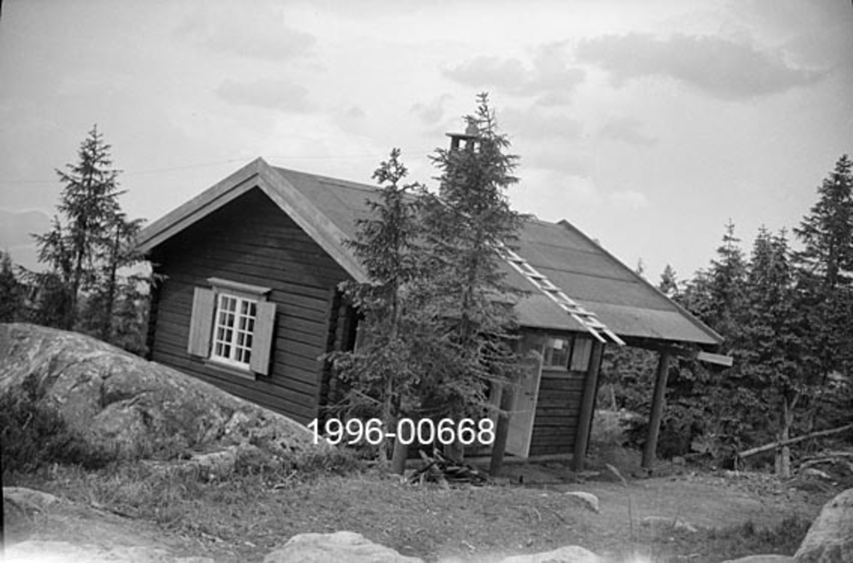 Vakthytta på Rafjell skogbrannvakstasjon, øst for innsjøen Nugguren i Brandval, Hedmark.  Tårnet ligger 585 meter over havet.  Det ble bygd 1934 etter initiativ fra det kommunale skogrådet i Brandval og med økonomisk støtte fra forsikringsselskapet Skogbrand.  Eier var Brandval kommune, som seinere er sammenlått med Kongsvinger.  Hytta ble bygd året etter tårnet, som innkvarteringssted for brannvaktene og samlingssted for de besøkende som tok turen til Rafjellet sommerstid.  Den er oppført av laftetømmer i en etasje med ei grunnflate på cirka 20 kvadratmeter.  Den hadde papptekket saltak som var noe utkraget over den ene langveggen, der det er inngangsdør og to vinduer.   På gavlveggen er det et vindu med lemmer som antakelig ble slått for når bygningen ikke var bebodd. Det var byggmestrene Martin og Halvard Østbøl som sto for byggearbeidene.  Som ved reisinga av brannvakttårnet var det forsikringsselskapet «Skogbrand» som delte kostnadene, for hyttas del 2 835 kroner.  Da den ble modernisert i 1959-60 brukte også Luftkommando Østlandet fasilitetene på Rafjellet, og kostnadene ble delt mellom Skogbrand og de militære brukerne.  Hytta lå et lite steinkast nedenfor brannvakttårnet. 

Rafjelltårnet var bemannet i tørkeperioder sommerstid og inngikk i den regionale brannberedskapen i regionen fram til og med 1977-sesongen.  Kommunene Brandval, Vinger og Grue bidro til å finansiere dette tilsynet.  I 1935 ble det laftet ei tømmerhytte like ved tårnet, som overnattingssted for brannvaktene.  Fra og med 1978 overtok småflyentusiaster skogbranntilsynet.  Vakthytta ble ødelagt ved en brann i 1982.  Femten år seinere fikk Hokåsen utmarkslag laftet ei ny hytte med tanke på friluftsfolk som har Rafjellet som turmål.  Etter at skogbrannvaktholdet fra Rafjellet oppførte fikk tårnet i 1980 en ny funksjon som «mast» for politiets, tollvesenets og Røde Kors’ radiokommunikasjon.  Mange innså at brannvakttårnet var et interessant kulturminne, men det var uklart hvem som hadde vedlikeholdsansvar.  Tidlig på 2000-tallet anslo et ingeniørfirma at tårnet hadde et oppussingsbehov som ble kalkulert til 230 000 kroner.  Tiltak ble iverksatt med midler fra flere instanser, men med Kongsvinger kommune som hovedbidragsyter.