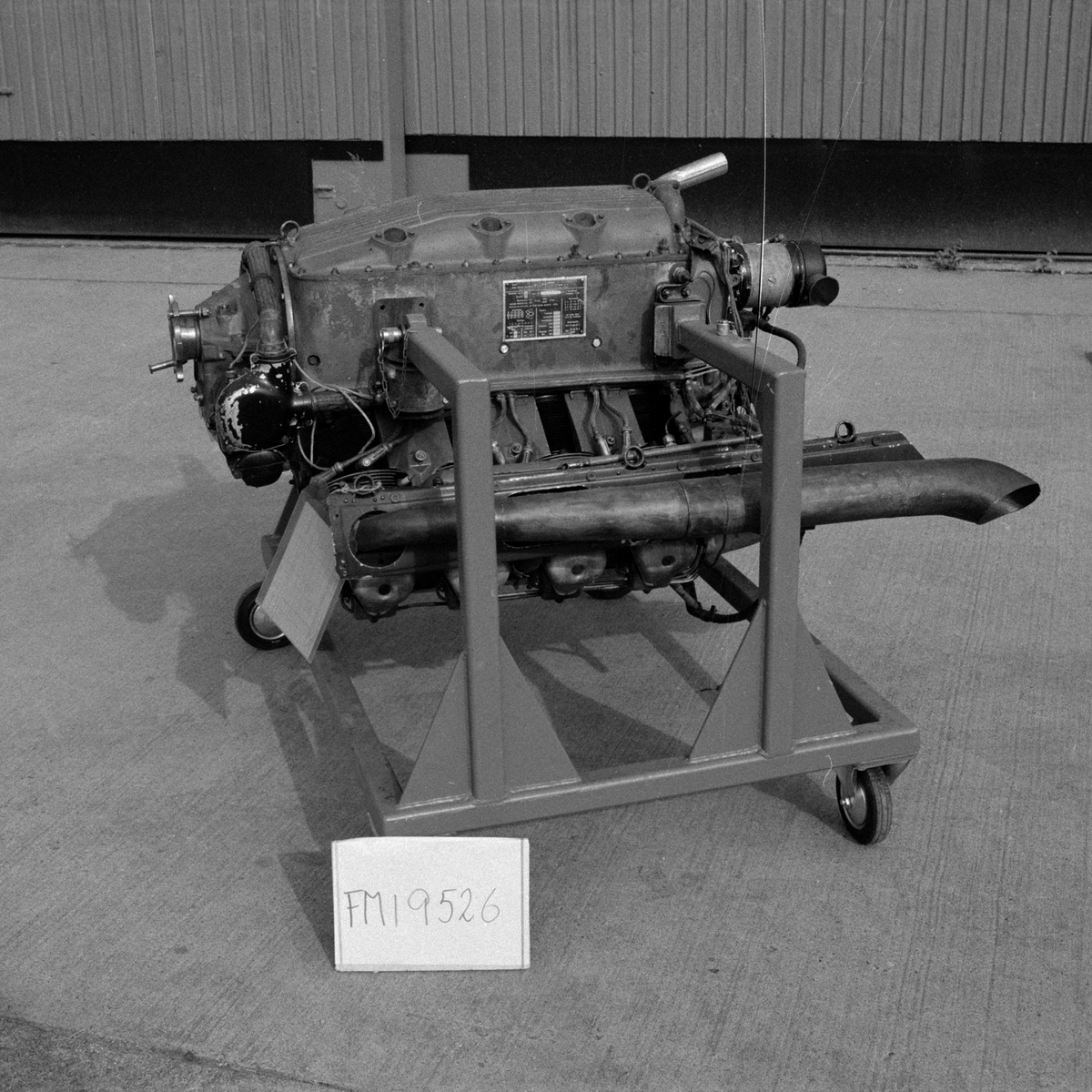 Flygmotor Argus. Motorn placerad i vagn med hjul.