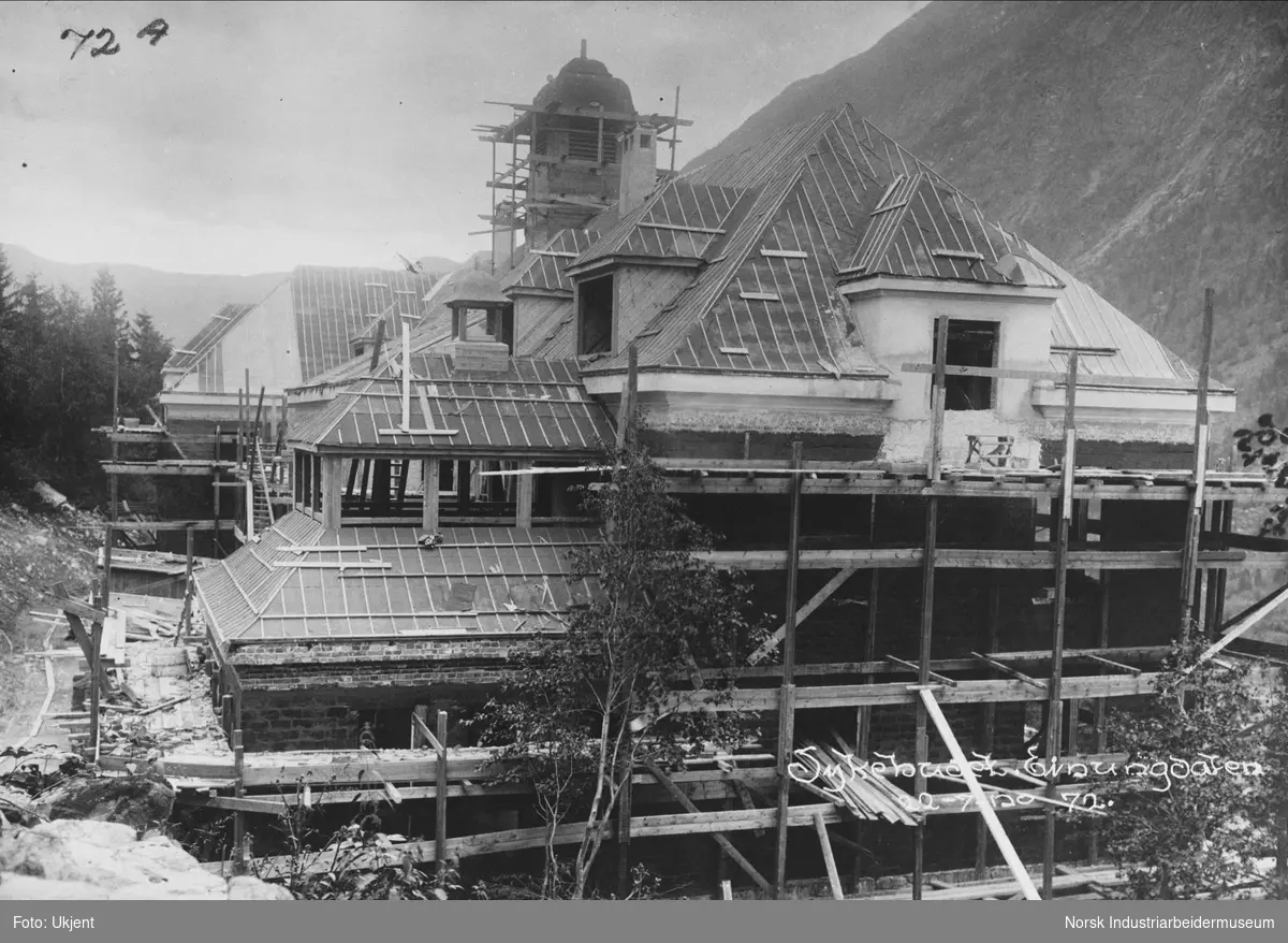 Bygging av sykehuset i Einungdalen. Vegger og takkonstruksjon er ferdig bygget. Taket har fått takbord, papp og sløyfer.