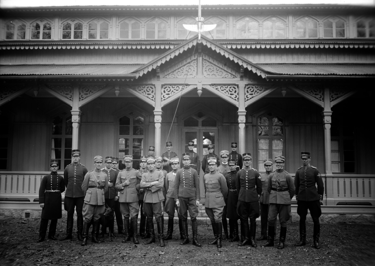 Grupporträtt. Flyg- och spanarskolan på Malmen 1926. 23 män uppställda framför officersmässen på Malmen.