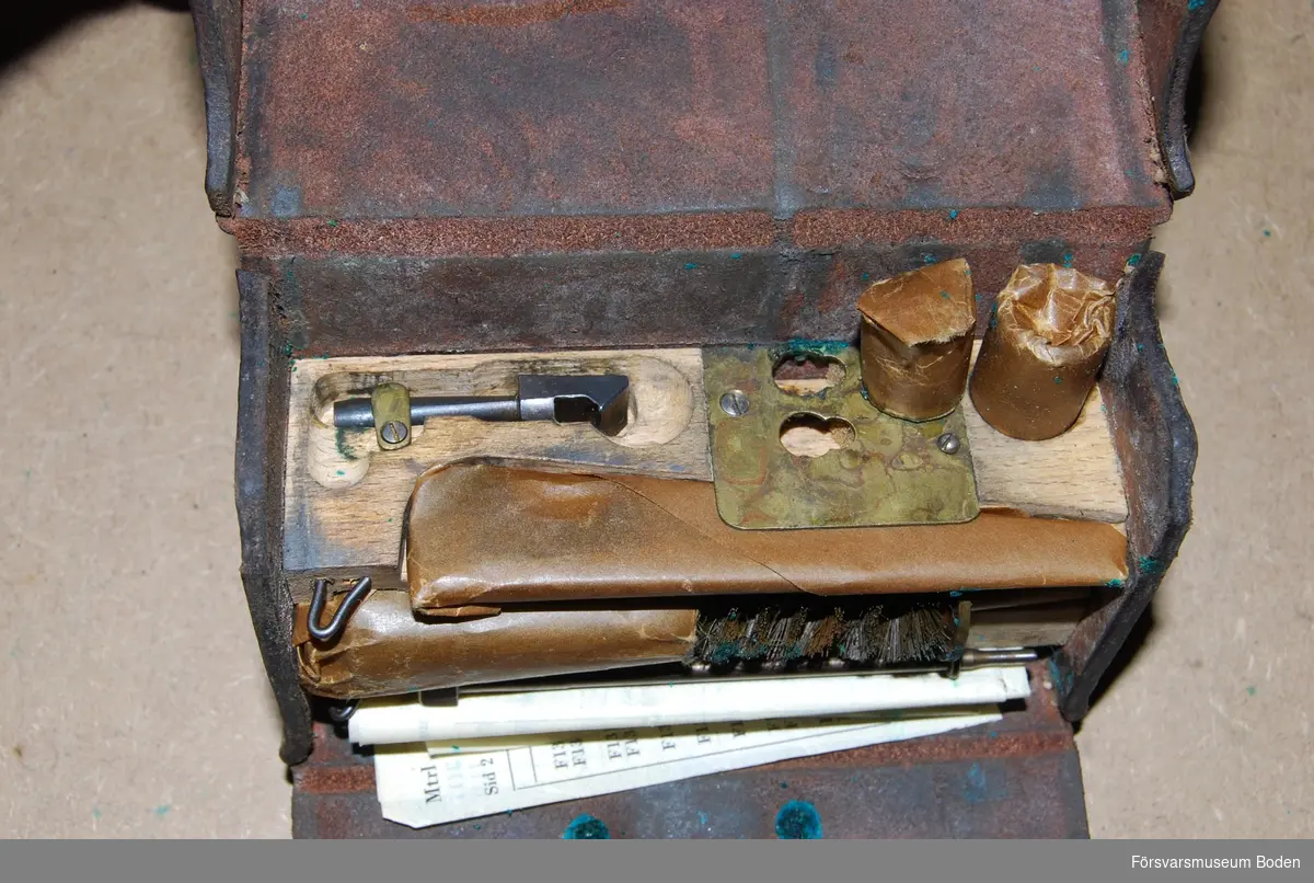 Väska nr 1 med verktyg för vård och reparation av kulsprutegevär m/1937. Begagnad väska som kompletterats med fabriksnya verktyg och delar inslagna i oljepapper. Borr 2,87 mm och oljekanna saknas. Innehåller även satslista.