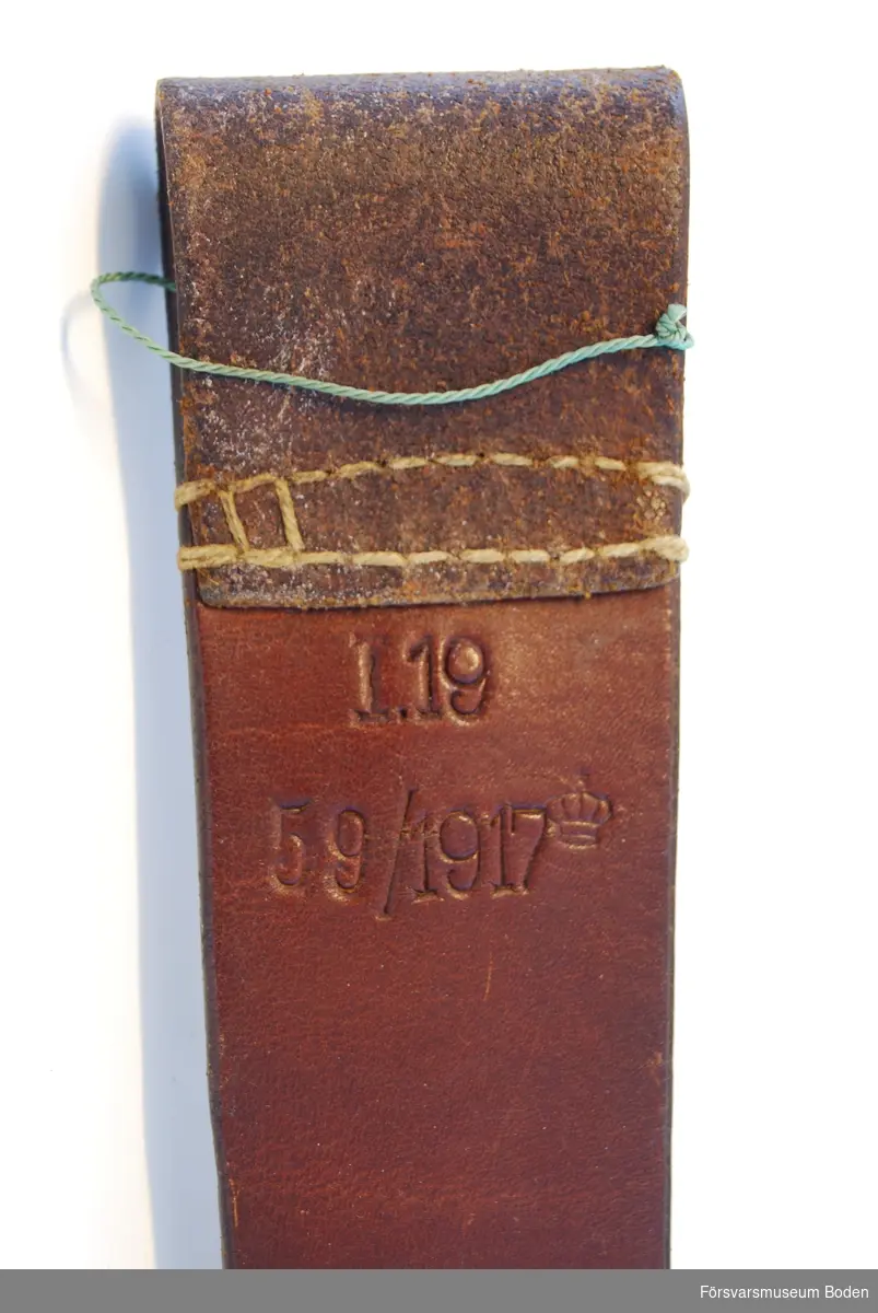 Kort knivbajonett med stålfäste och eneggad klinga avsedd för gevär m/1896. Konisk låsknapp. Med bäranordning av lång modell med två slejfar samt stålbalja. Bäranordningen har stämpel från Norrbottens regemente I 19, Boden.