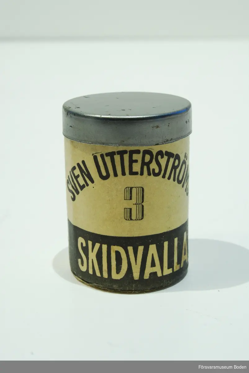 Oanvänd skidvalla baserad på trätjära, förpackad i papphylsa med plåtlock. För ny och finkornig snö från 0 och kallare. Tillverkad vid Sven Utterströms vallafabrik i Boden.