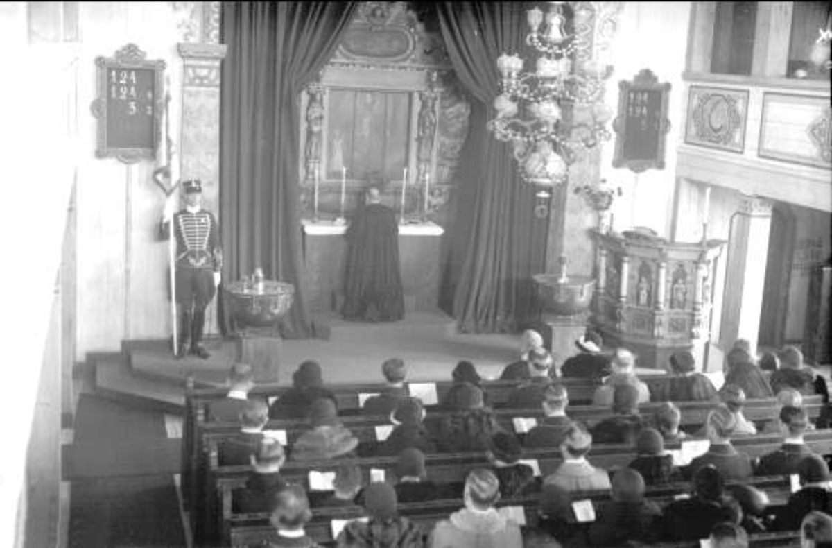 Högtidlighållandet den 4:de dec. för minnet av slaget vid Lund 1676 i soldathemmet. Vid altaret pastor Paulinus Nilsson och löjtnant Claes von Essen som standarförare.