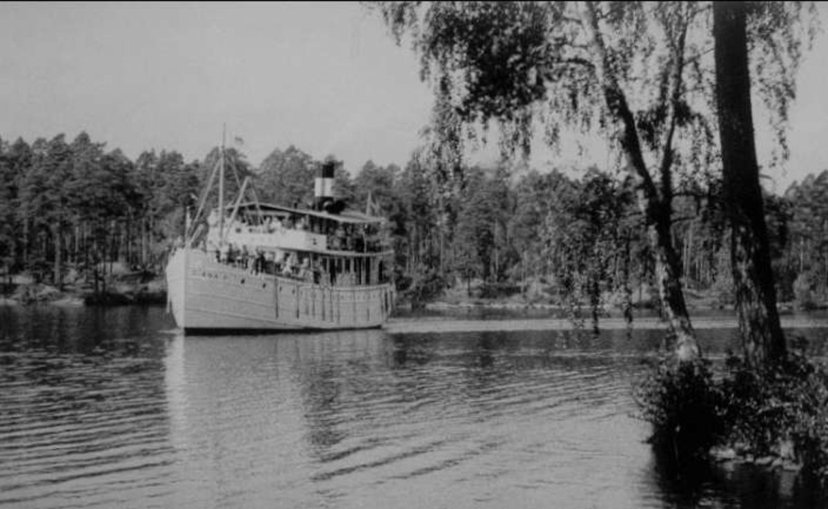 Göta kanal, parti från Forsvik, passagerarbåten Diana