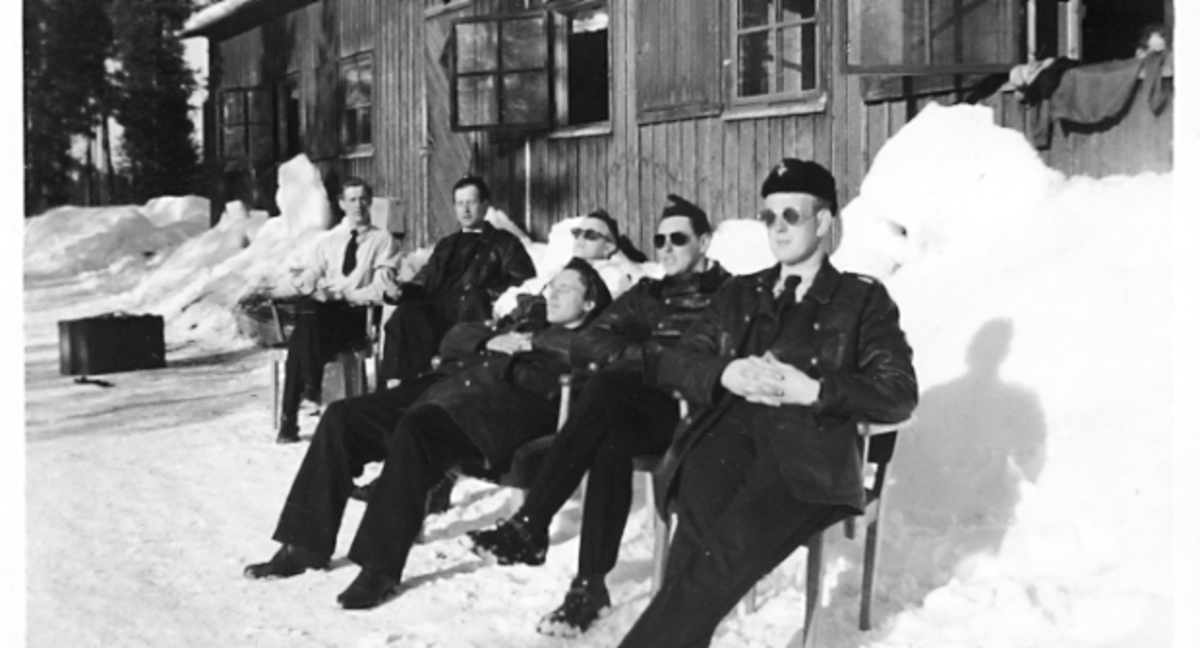F6 Karlsborg 1956. Vinterövning. Från vänster teknikerna Blomqvist, Forsström, Fransson, Hansson, Andersson.