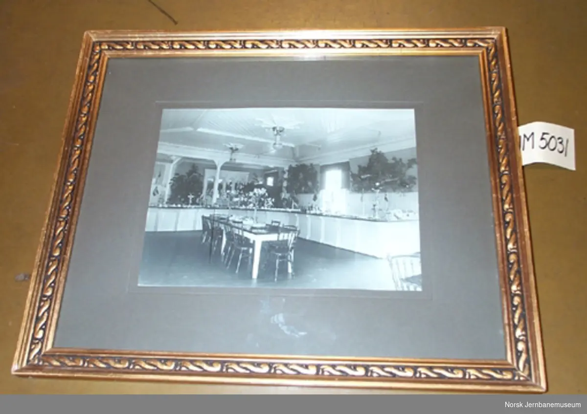 Fotografi i glass og ramme : Rena jernbanerestaurant, interiørbilde