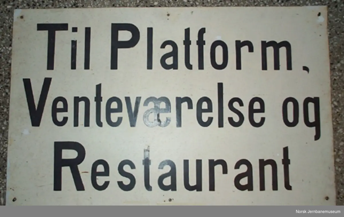 Skilt "Til Platform, Venteværelse og Restaurant"