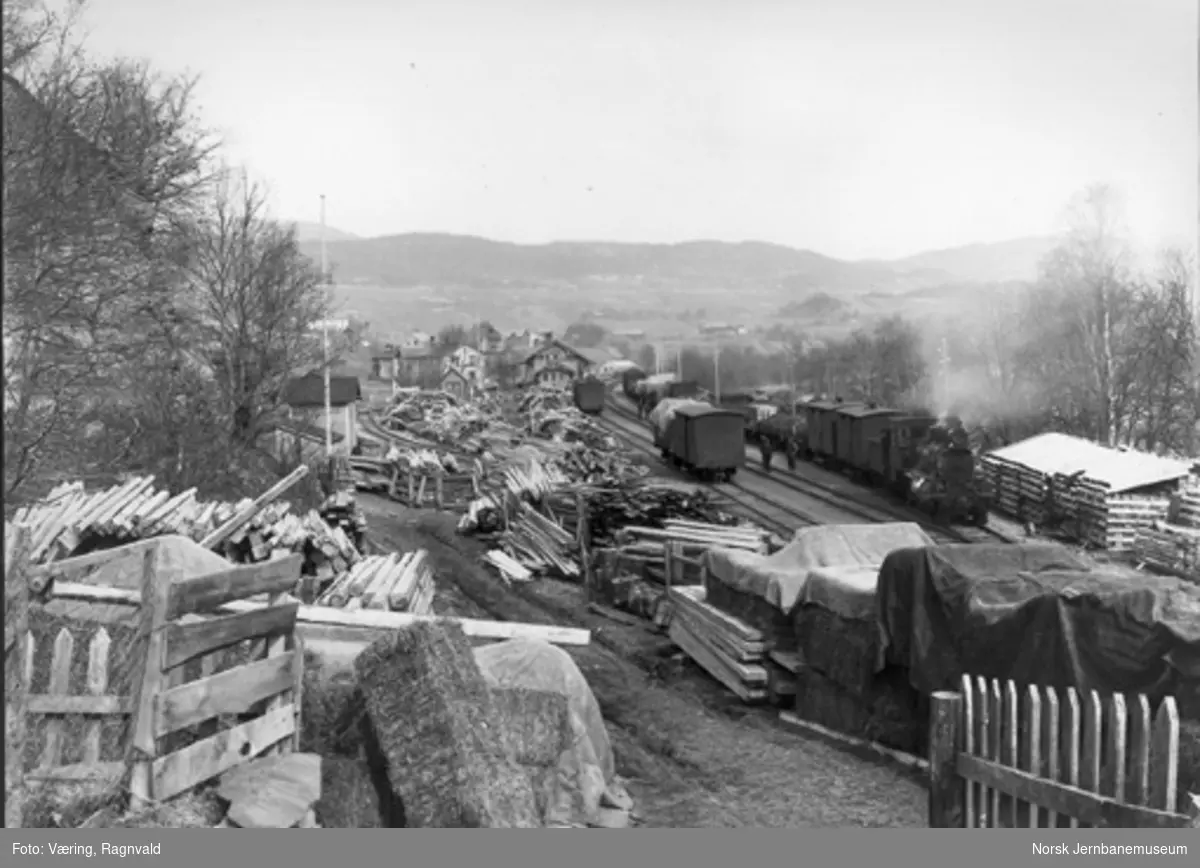 Hovin stasjon under 1. verdenskrig med masse trelast og et godstog som skifter
