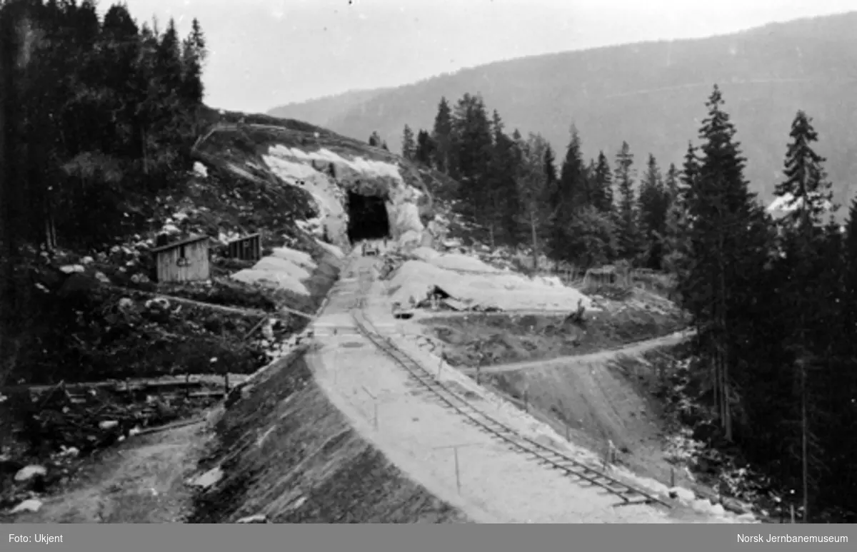 Traseen mot Stueberget tunnel, sett sørover, med smie og hvilebu til venstre