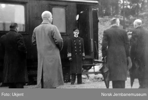 Kong Haakon ankommer Vegårshei stasjon ved Sørlandsbanens åpning