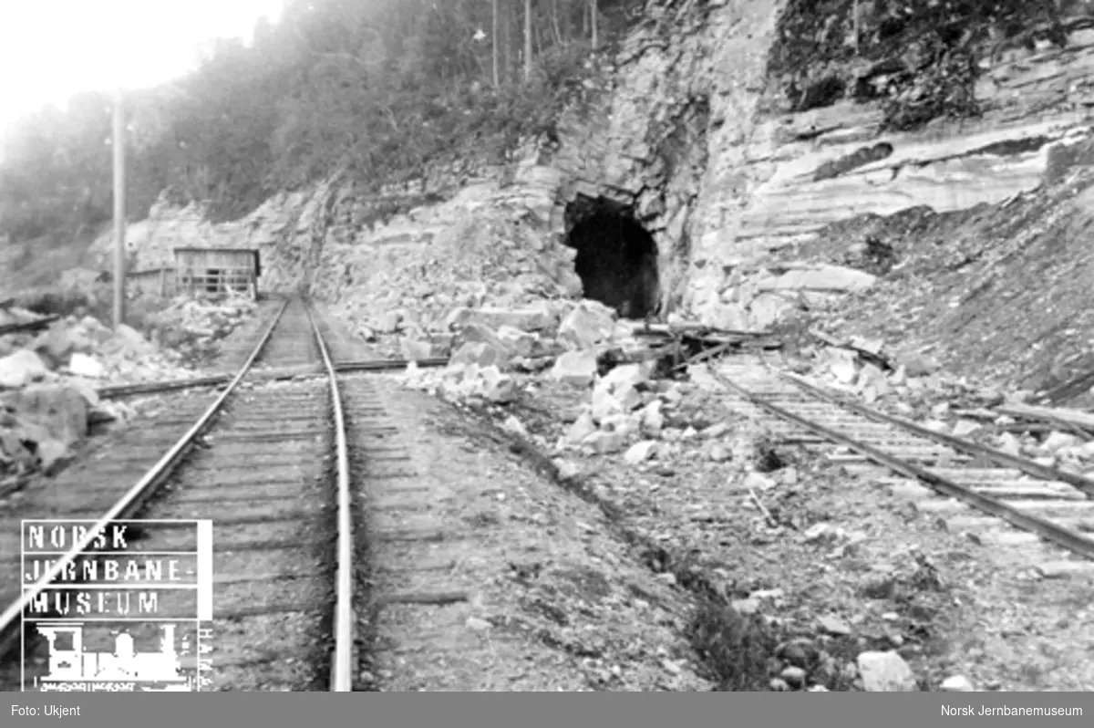 Smørstein-raset; arbeide med tunnel forbi rasstedet, nordre tunnelinngang på ny linje
