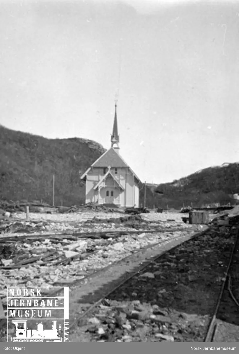 Kapellet ved Rønvik asyl (senere Nordland psykiatriske sykehus) med spor i forgrunnen