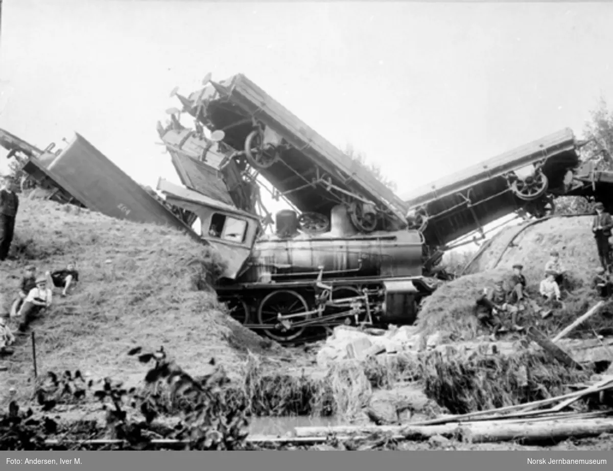 Damplokomotiv type 21a nr. 204 etter avsporing som følge av utrasing