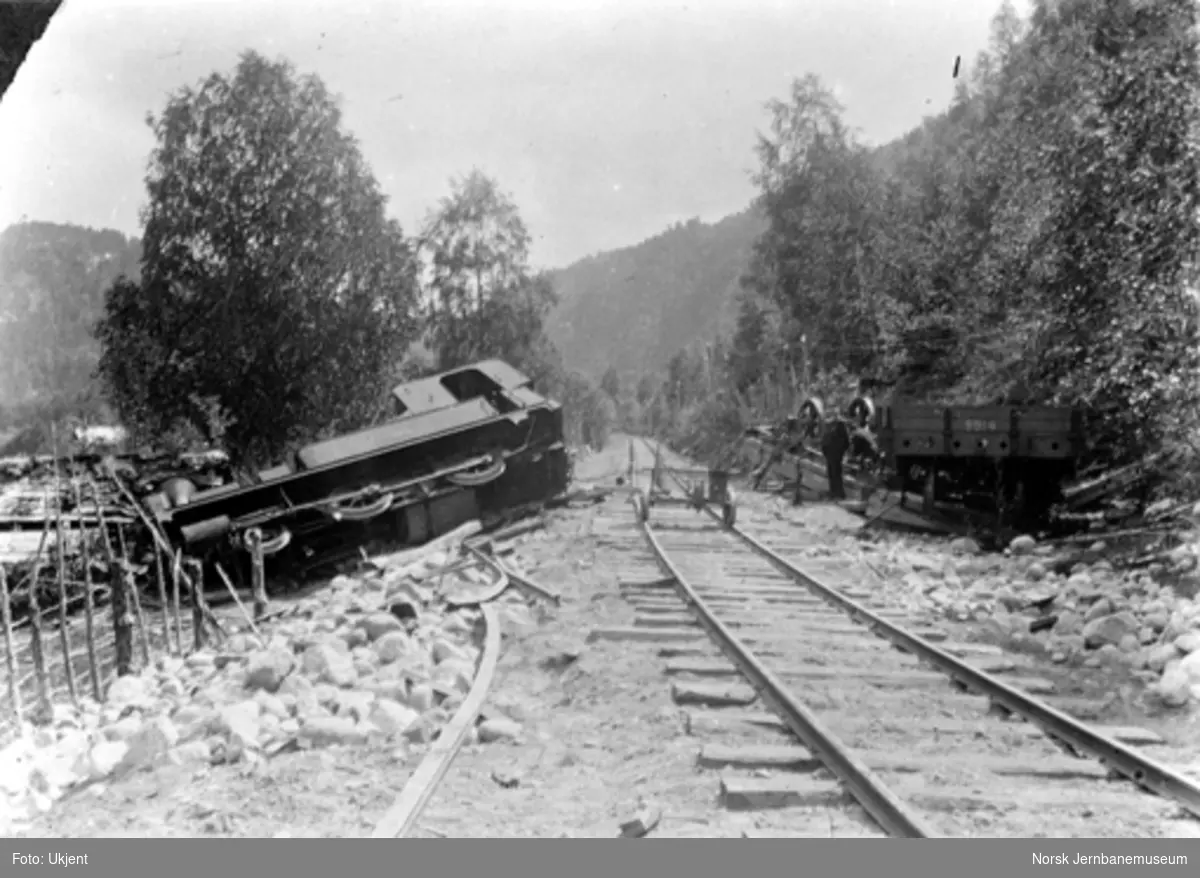 Vossebanens ombygging. Avsporet og veltet damplokomotiv og grusvogn etter steinsprang i Ho