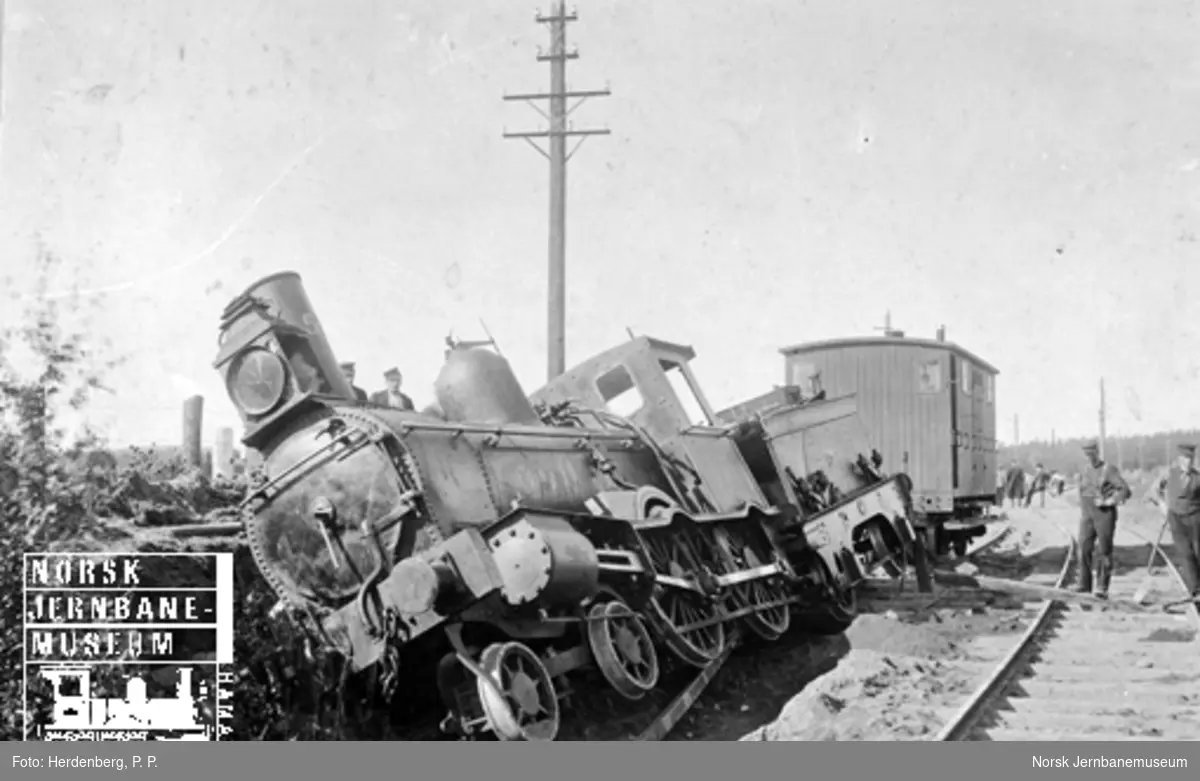 Damplokomotiv type 9a nr. 57 etter avsporing som følge av påkjørsel på to hester mellom Mysen og Slitu