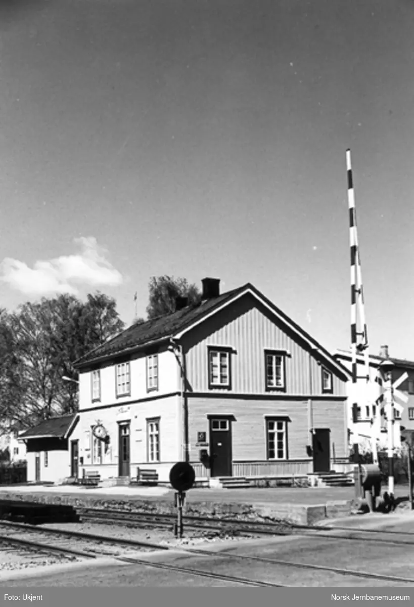 Hjellum stasjon med planovergangen