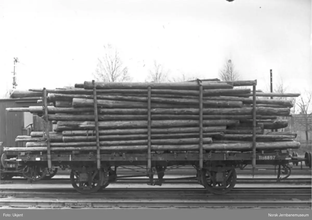 Plattformvogn litra Tl3 nr. 6897 med tømmerlast