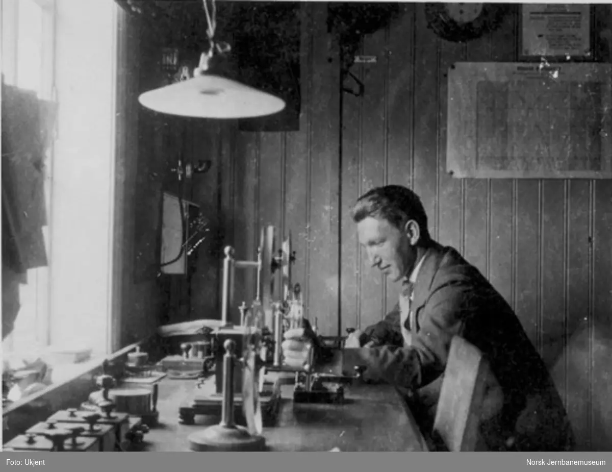 Reinhardt Borg Hansen på et stasjonskontor, trolig nabostasjon til Nordagutu