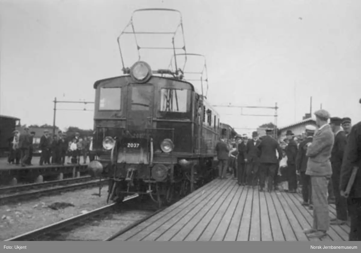 Det første elektriske persontog fra Lillestrøm stasjon, tog 78  med lokomotiv El 5.2037 kl. 15.30 26. august 1927