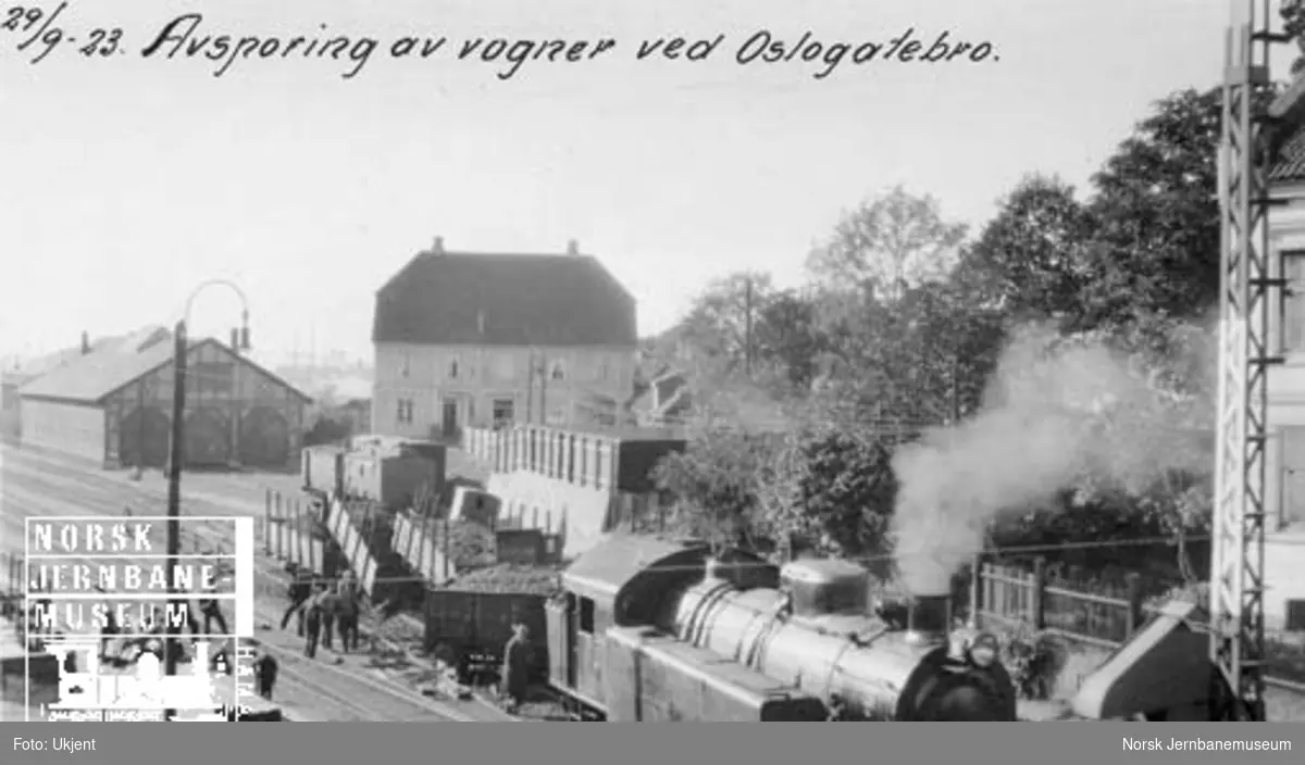Avsporte vogner ved Oslogate bro med Hovedbanens damplokomotiv nr. 99 i forgrunnen