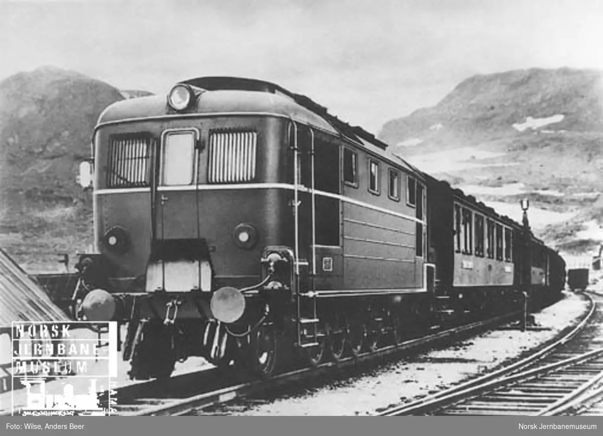 Diesellokomotiv type Di 1 nr. 601 på prøvetur med representanter fra NSB og okkupasjonsmakten