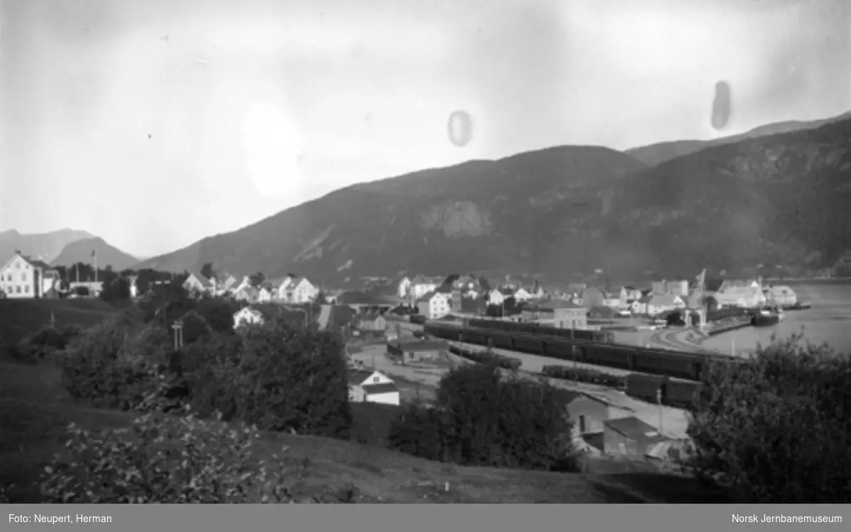 Oversiktsbilde over Åndalsnes med stasjonen, trolig ved banens åpning