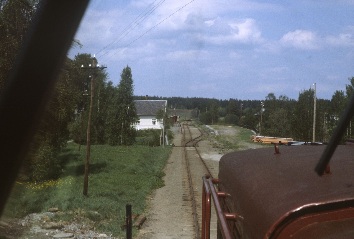 Godstog på Skreiabanen ved Kolbu stasjon, utsikt fra lokomotivet
