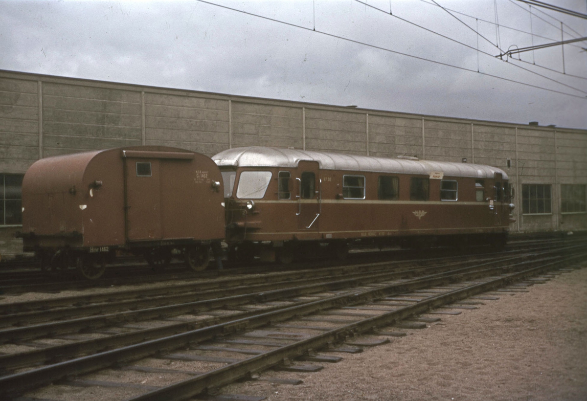 Dieselmotorvogn type Bmdo 8702 med tog fra Røros ved lokomotivstallen på Hamar stasjon.