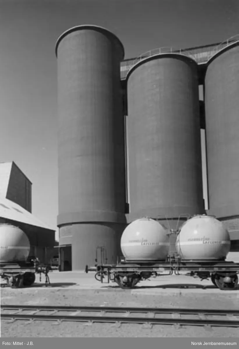 Bulkgodsvogn for sement, litra U4 nr. 75002 foran Slemmestad Sementfabriks silo