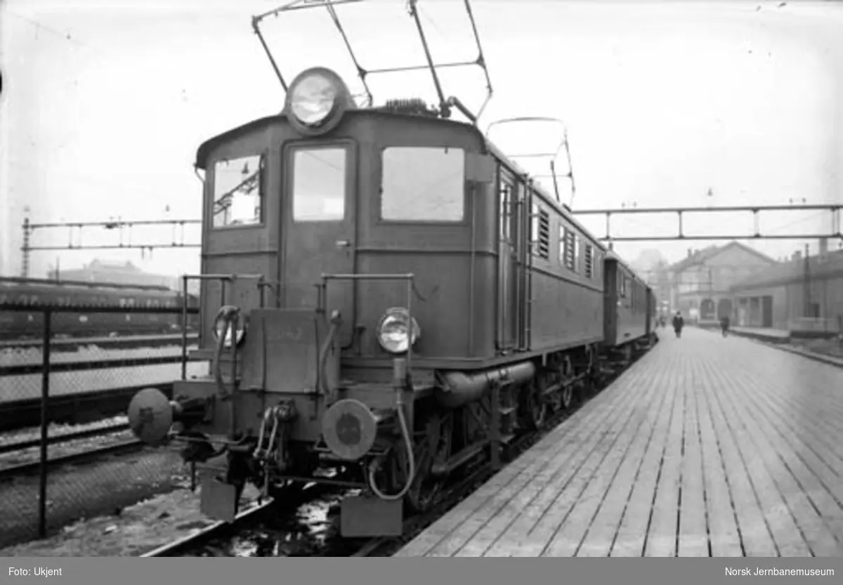 Elektrisk lokomotiv type El 5 nr. 2042 foran lokaltog