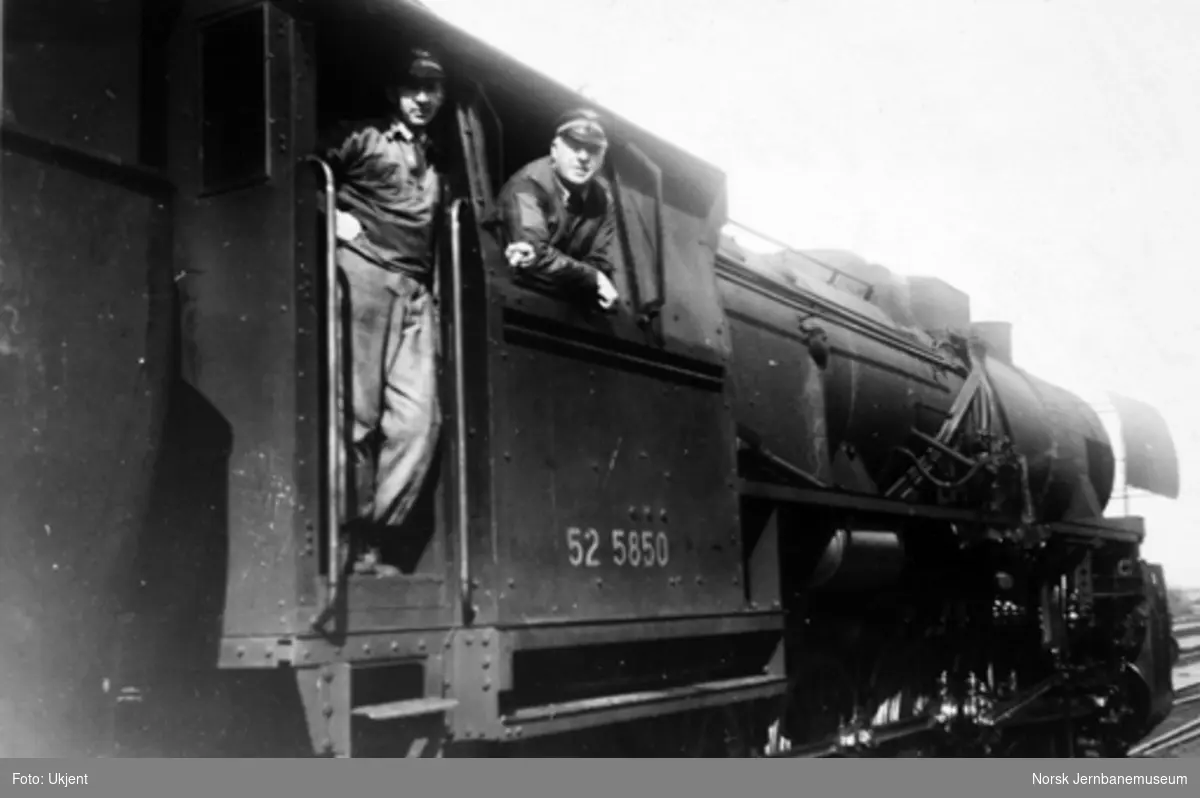 Lokomotivfører Emil Andersen med ukjent fyrbøter på damplokomotiv type 63a nr. 52 5850