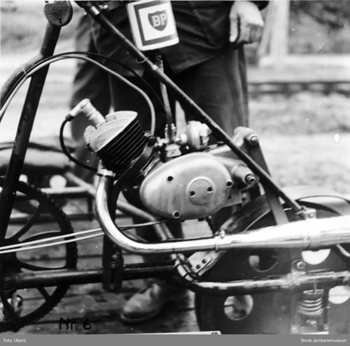 Trehjuls sykkeldresin med bakhjulsmontert Simpson 50 cm3-motor; motoren