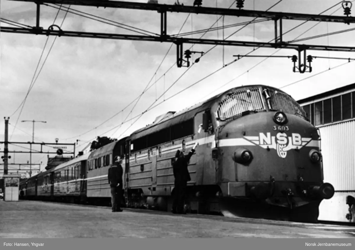 Rørosbanens dagtog står klar på Hamar stasjon, trukket av diesellokomotiv Di 3 603