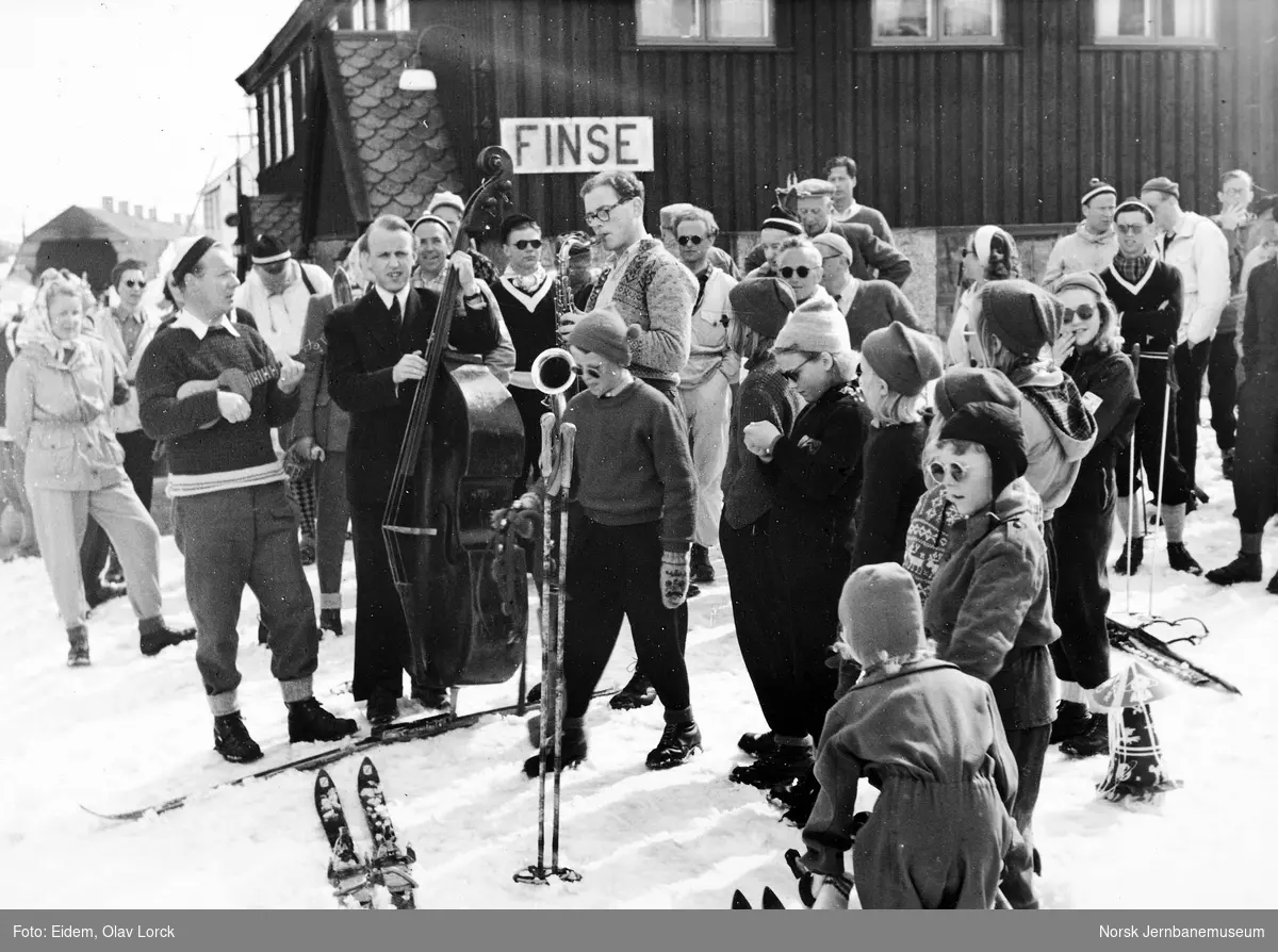 Underholdning på plattformen på Finse i påsken 1949