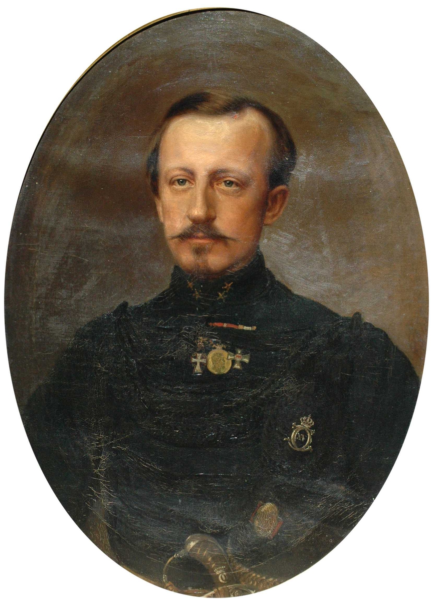 Mannsportrett, mørk uniform, mørkt hår og bart.
Portrett av Oberstløytnant Carl Johan Anker 1835-1903. Sønn av Erik og Betsy Anker.