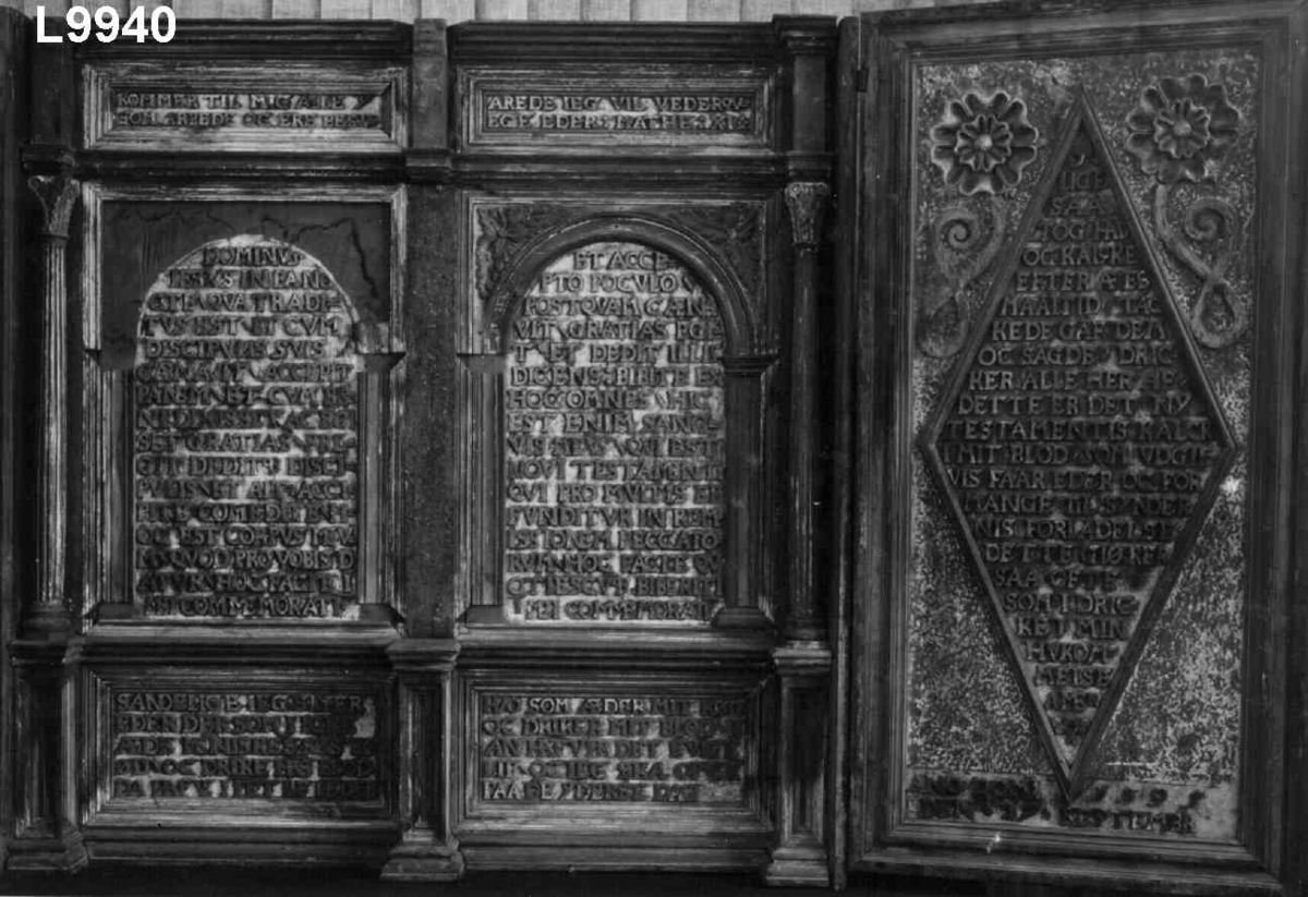 Bokstavene i innskripsjonene utskåret i tre
