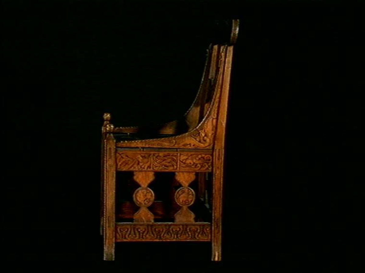 Kopi av stol fra Tyldal kirke i Hedmark .Tyldalstolen er laget av en profesjonell treskjærer, antakelig i Nidaros (Trondheim) ca. 1150. Utskjæringene har uvanlig lite format, og består av et mangfold av motiver med dyre- og plantornamentikk