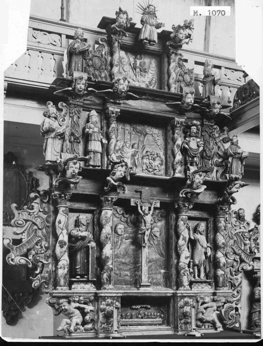 Nedenfra ser vi nattverden, den korsfestede Kristus flankert av Moses og Johannes, begravelsen, oppstandelsen og øverst Kristus som Salvator Mundi, Verdens Frelser. De fire figurene som holder hver sin bok, forestiller sannsynligvis de fire evangelistene. 