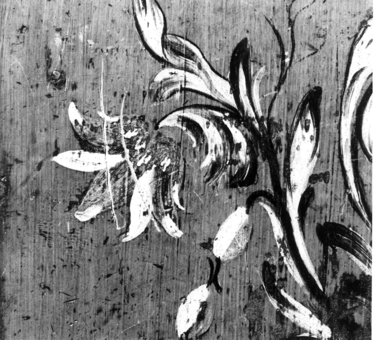 Skap i over- og underdel. Ovedelen har skjehylle og plass til skuffer. Buet topplist satt sammen av vinkelskårete deler. Blomstermalt.