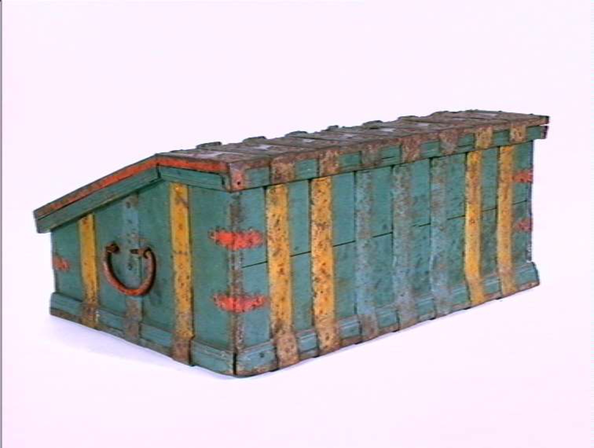 Ek, blåmalt, med rødmalte jernbånd og gjennombrutte jernbeslag, avlangt, firkantet, skrått lokk med hengsler på lokk og skråplate, innvendig OJSL 1830.