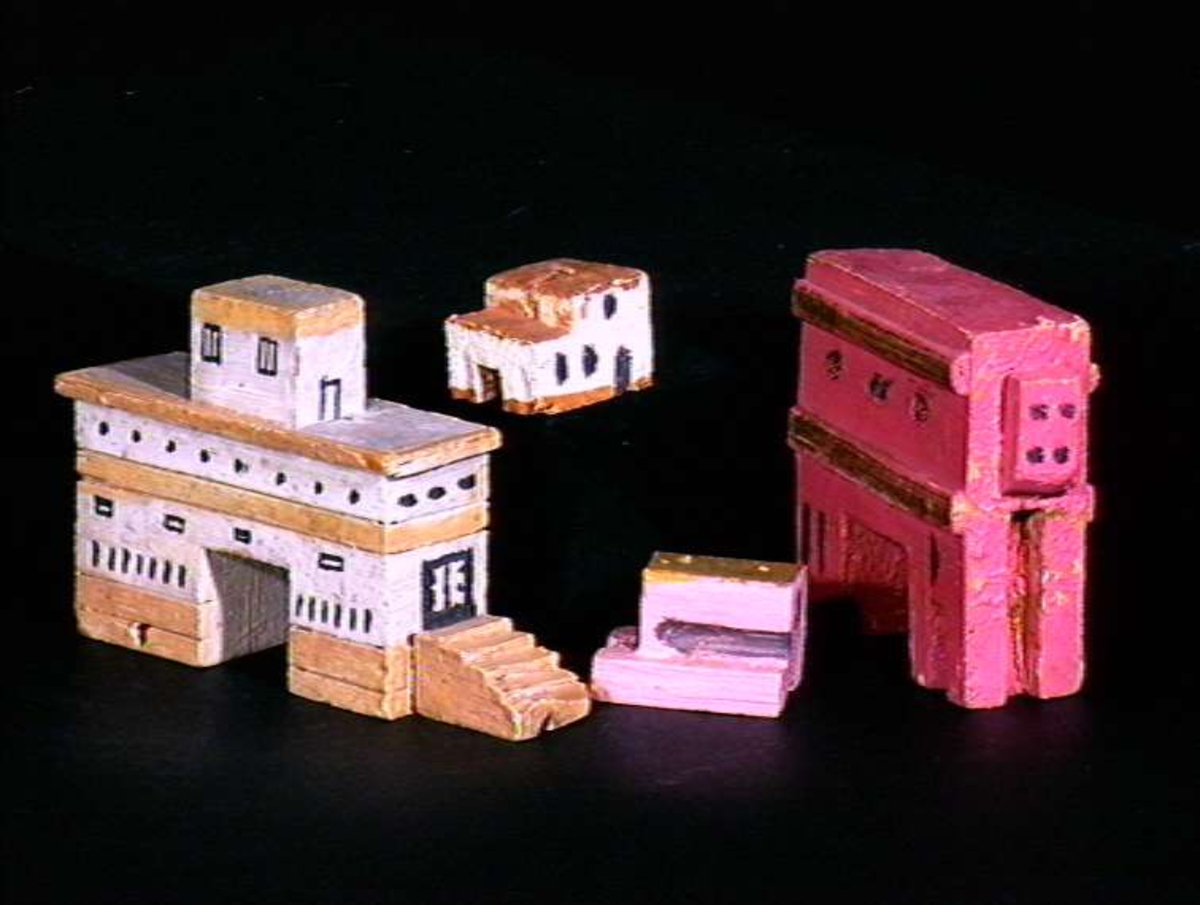 Sett med ca 200 leketøyhus laget av tre i forskjellige former og farger.