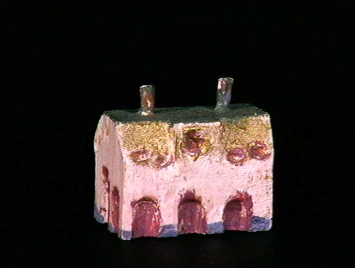 Sett med ca 200 leketøyhus laget av tre i forskjellige former og farger.