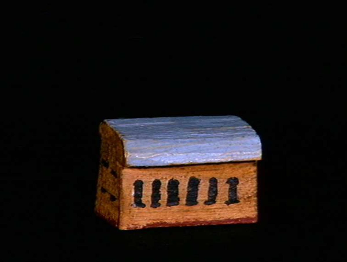 Sett med ca 200 leketøyhus laget av tre i forskjellige former og farger.