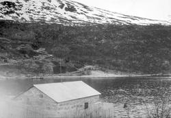 IndreSildvik (Rombak) med anleggets dynamitthus
