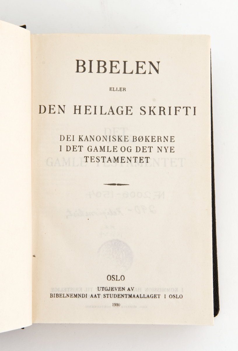 Bibel med svart trekk/omslag