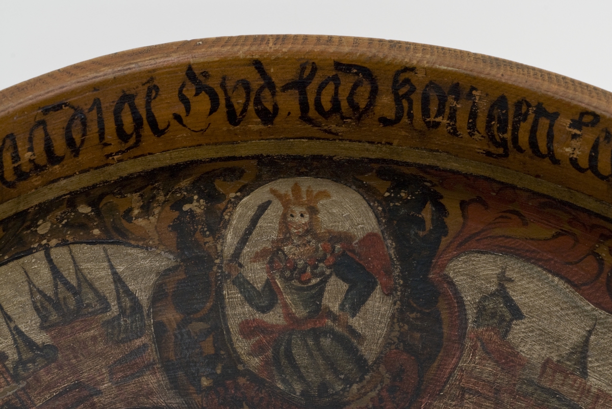 Stor ølbolle i barokkstil signert Thomas Blix 1713. Guloker bunnfarge med drikkevers og tilegnelse med signatur på utsiden. På innsiden et sirkulært sentralfelt i bunnen med portrett av Frederik IV  til hest med initialene F4 og byprospekt under. Tilhørende hyldningspåskrift til kongen langs innsiden av munningsranden. Langs kanten på innsiden akantusbord med portretter av 5 navngitte, samtidige monarker i ovale felt og idealiserte prospekter av 5 navngitte tilhørende byer i skjoldformede felt. Monarkene med respektive byer er: (1) «Peder Zar»/«Moscou», (2) «Lwdowicus»/«Paris», (3) «Dronning Anne»/«London», (4) «Augustus»/«Cracou», (5) «Carl XII»/«Stocholm».