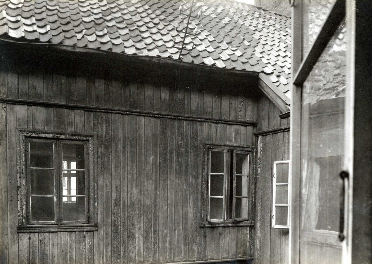 Tollbugata 14, Oslo. Hus under riving, mot gårdsrom. Nå på Norsk Folkemuseum. Håndtverkergården/Bokbindergården.