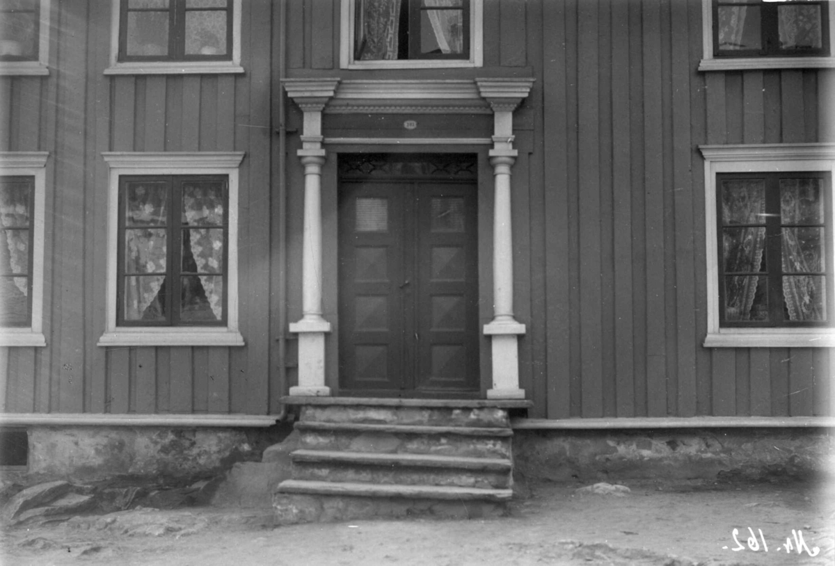 Gatebilde fra Storgata i Kristiansund i 1912. Inngangsparti med dør. (matrikkelnummer 393)