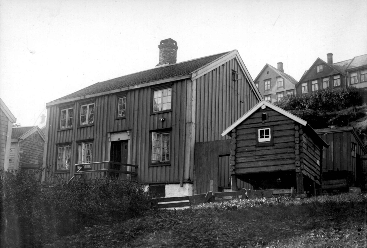 Brungården (matrikkelnummer 33) i Vågen, Kristiansund 1908. Huset var i tollbetjent Bruns eie.